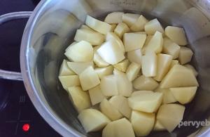 Тушеная картошка с тушенкой в кастрюле